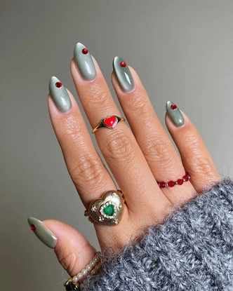 Как повторить самый модный маникюр ноября — с бархатным блеском