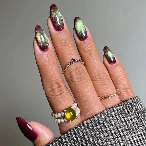 Как повторить самый модный маникюр ноября — с бархатным блеском