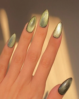 Как повторить самый модный маникюр ноября — с бархатным блеском