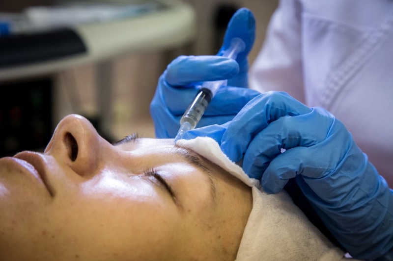 Какие осложнения бывают после уколов гиалуроновой кислоты: почему после уколов красоты возникает отек, бывает ли аллергия на филлеры, советы косметолога