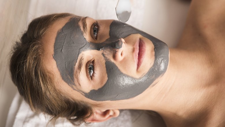 Карбоновый пилинг для лица: что это такое, плюсы и минусы процедуры, отличие от химического пилинга