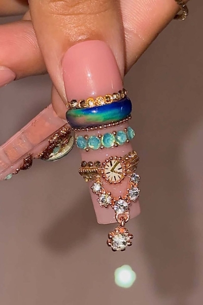 Маникюр с браслетами: все о тренде 2025 года, как и с чем носить, лучшие примеры