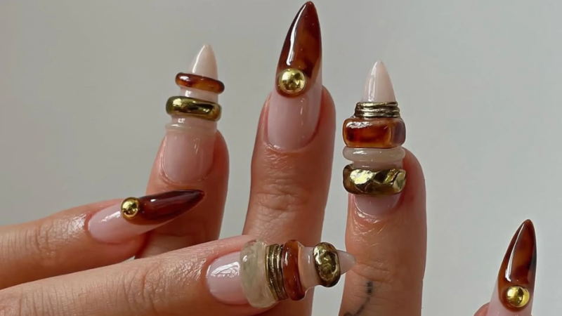 Маникюр с браслетами: все о тренде 2025 года, как и с чем носить, лучшие примеры