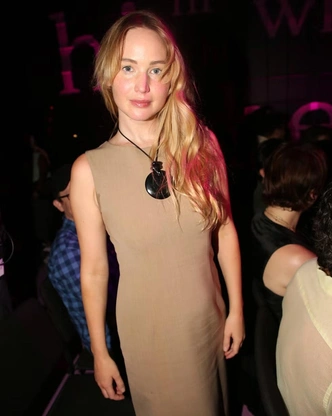 Минимализм, в который влюблены все: как Дженнифер Лоуренс стала новой королевой стритстайла