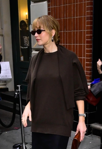 Минимализм, в который влюблены все: как Дженнифер Лоуренс стала новой королевой стритстайла