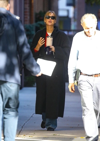 Минимализм, в который влюблены все: как Дженнифер Лоуренс стала новой королевой стритстайла