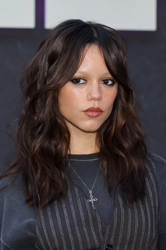 Модницы больше не хотят быть clean girl — учимся делать готический макияж