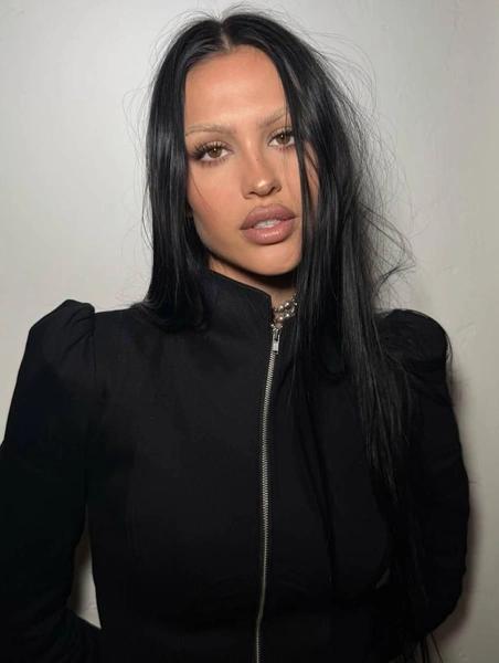 Модницы больше не хотят быть clean girl — учимся делать готический макияж