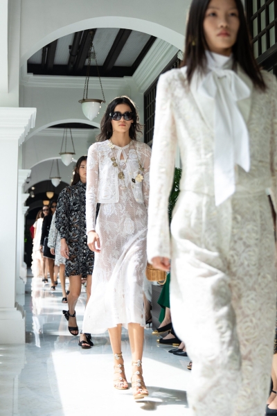 Ода жизни и легкости: как прошел круизный показ Chanel в Сингапуре