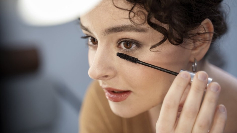 Почему осыпается тушь: 5 ошибок, которые мешают стойкости макияжа