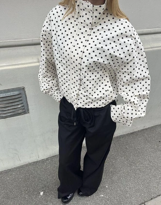 Polka dot остается с нами и этой зимой: где купить «теплый» горошек и как его стилизовать