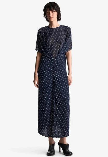 Polka dot остается с нами и этой зимой: где купить «теплый» горошек и как его стилизовать