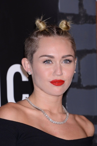 Прически Майли Сайрус: настоящий цвет волос Майли Сайрус, фото причесок, Майли Сайрус с зелеными волосами