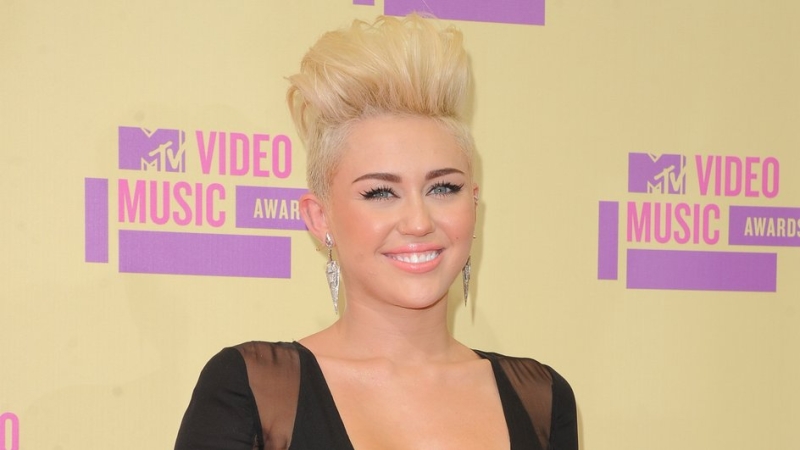 Прически Майли Сайрус: настоящий цвет волос Майли Сайрус, фото причесок, Майли Сайрус с зелеными волосами