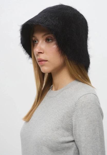 Шапки, береты и кепки: самые модные головные уборы зимы 2025/26