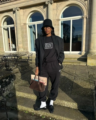 Шапки, береты и кепки: самые модные головные уборы зимы 2025/26