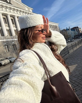 Шапки, береты и кепки: самые модные головные уборы зимы 2025/26