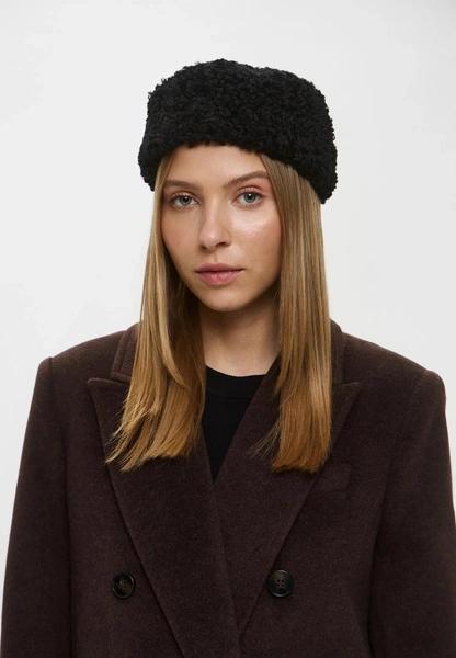 Шапки, береты и кепки: самые модные головные уборы зимы 2025/26