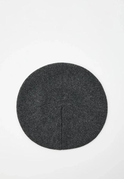 Шапки, береты и кепки: самые модные головные уборы зимы 2025/26