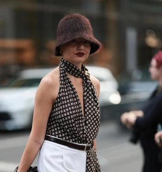 Шляпки-клош снова в моде спустя 100 лет: с чем их сочетать?