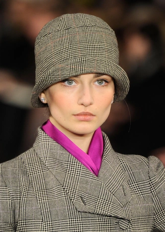 Шляпки-клош снова в моде спустя 100 лет: с чем их сочетать?