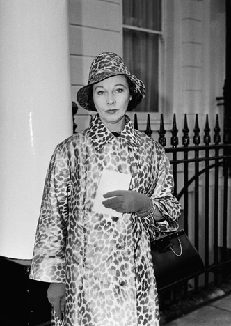 Шляпки-клош снова в моде спустя 100 лет: с чем их сочетать?