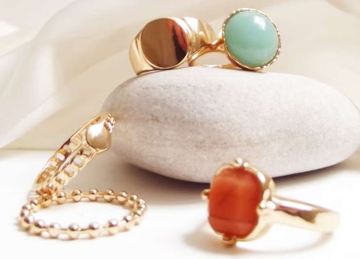 Стоит ли носить украшения умершей бабушки: что говорят психологи и эзотерики