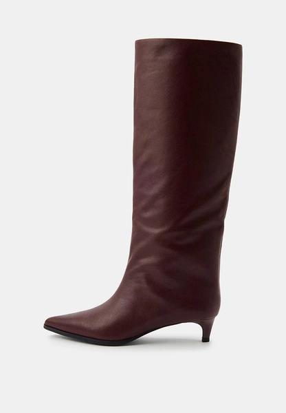 Теплая обувь: выбираем стильную пару на холодный сезон у российских брендов