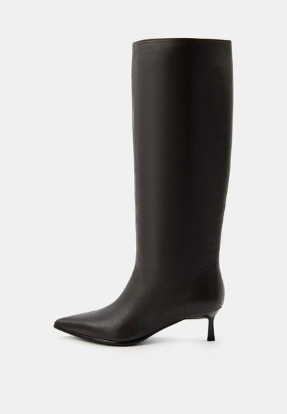 Теплая обувь: выбираем стильную пару на холодный сезон у российских брендов