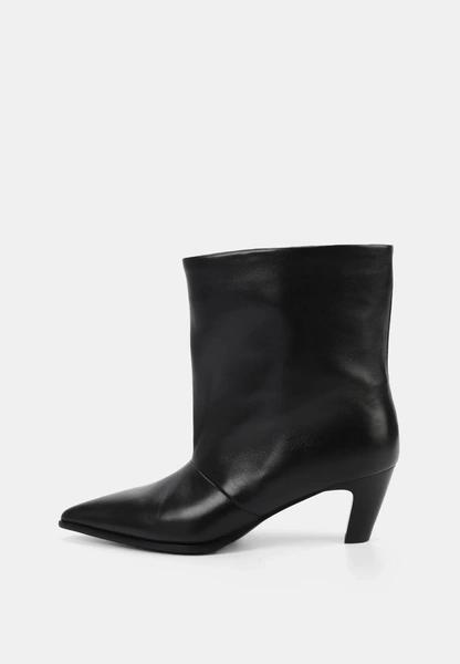 Теплая обувь: выбираем стильную пару на холодный сезон у российских брендов