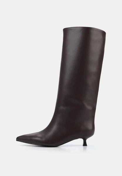 Теплая обувь: выбираем стильную пару на холодный сезон у российских брендов