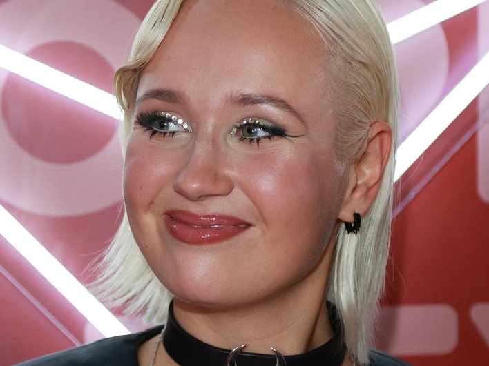 50+ лучших идей макияжа на Новый год 2026: какой выбрать под цвет глаз, легкие и оригинальные варианты, тренды и модные тендеции