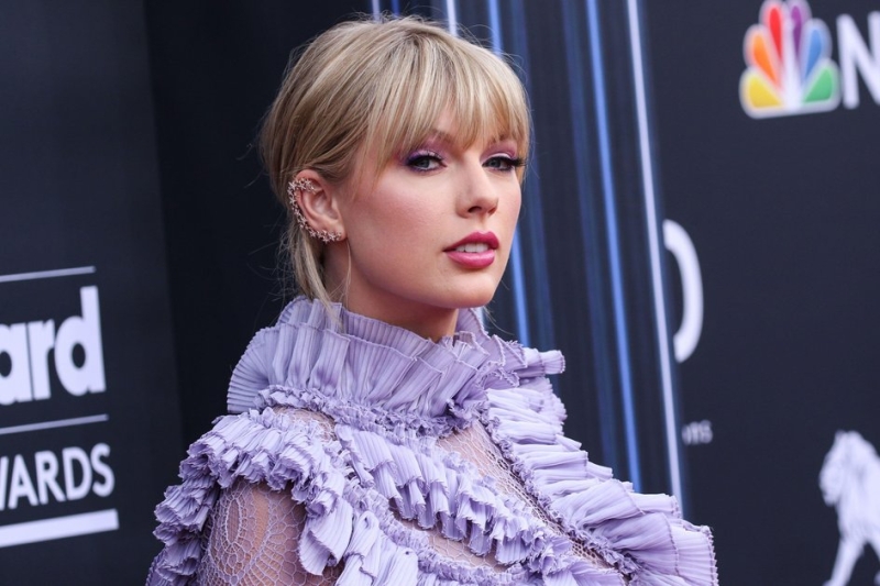 50+ лучших идей макияжа на Новый год 2026: какой выбрать под цвет глаз, легкие и оригинальные варианты, тренды и модные тендеции