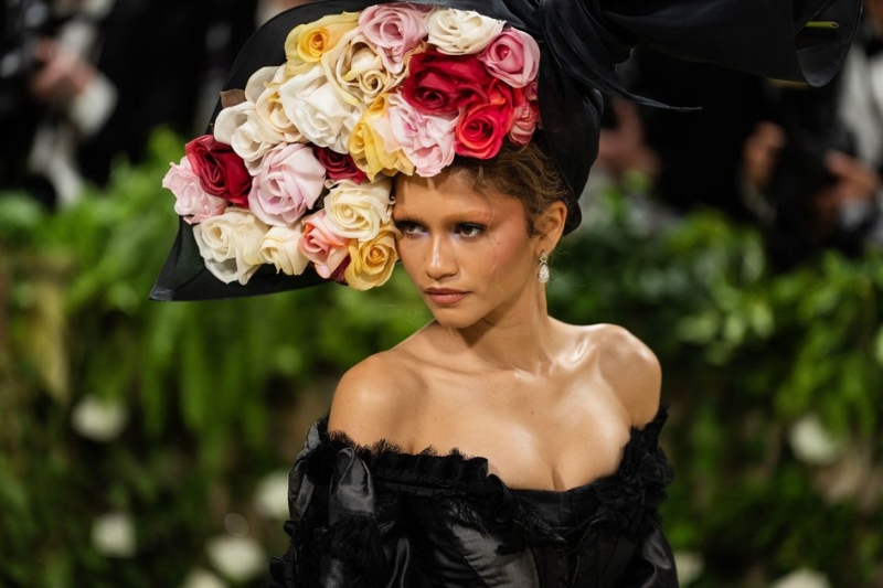 50+ лучших идей макияжа на Новый год 2026: какой выбрать под цвет глаз, легкие и оригинальные варианты, тренды и модные тендеции