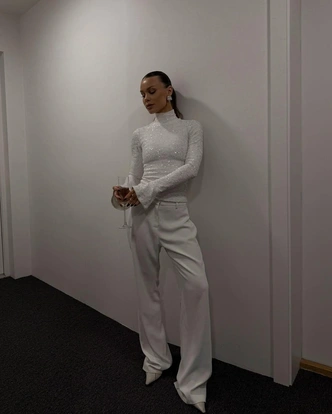 Белые брюки — главный антистресс гардероба этой зимы