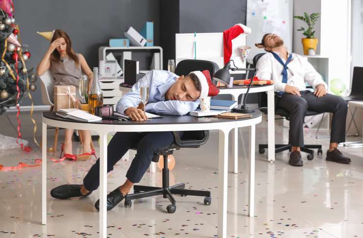 Чтобы не пришлось увольняться: 5 правил этикета на офисном корпоративе