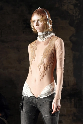 Дилара Финдикоглу в центре скандала: стажеры дизайнера заявили о переработках и эксплуатации