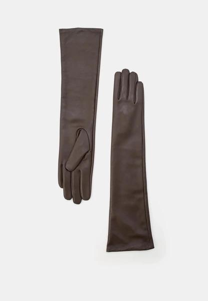 Длинные кожаные перчатки — самый женственный микротренд зимы