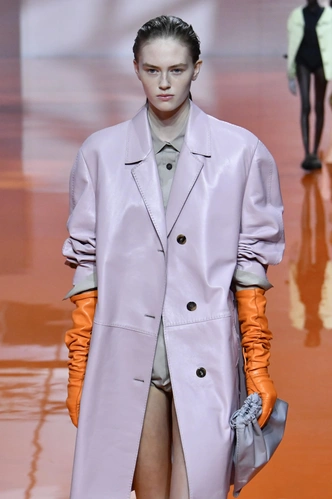 Длинные кожаные перчатки — самый женственный микротренд зимы