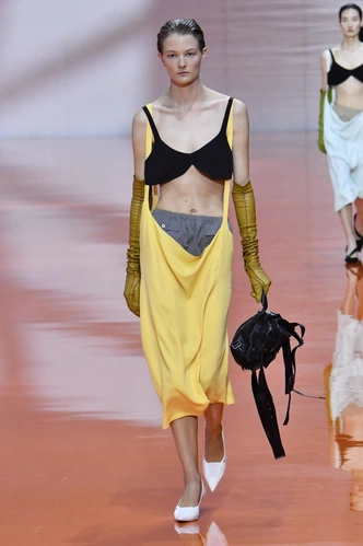 Длинные кожаные перчатки — самый женственный микротренд зимы