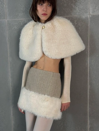 Этой зимой мы носим укороченные кейпы со всем: на платьях, пальто и даже на голое тело