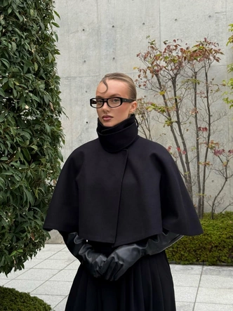 Этой зимой мы носим укороченные кейпы со всем: на платьях, пальто и даже на голое тело