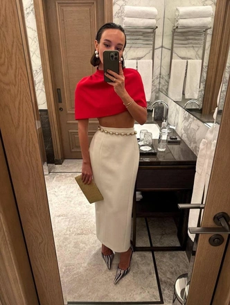 Этой зимой мы носим укороченные кейпы со всем: на платьях, пальто и даже на голое тело