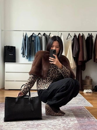 Этой зимой мы носим укороченные кейпы со всем: на платьях, пальто и даже на голое тело