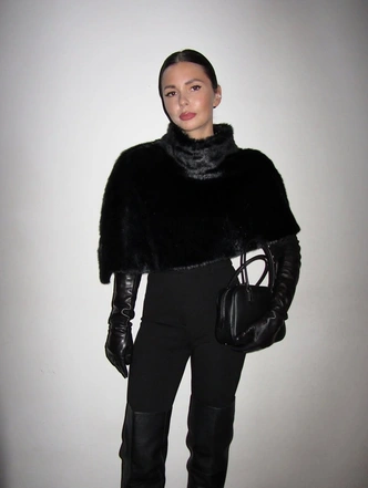 Этой зимой мы носим укороченные кейпы со всем: на платьях, пальто и даже на голое тело