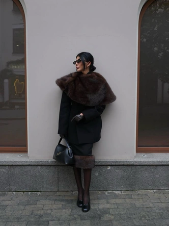 Этой зимой мы носим укороченные кейпы со всем: на платьях, пальто и даже на голое тело