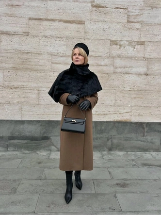 Этой зимой мы носим укороченные кейпы со всем: на платьях, пальто и даже на голое тело