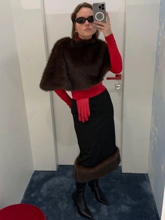 Этой зимой мы носим укороченные кейпы со всем: на платьях, пальто и даже на голое тело