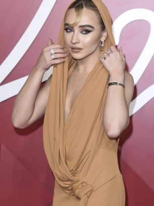 Идеи маникюра от новой иконы стиля Сабрины Карпентер: фото