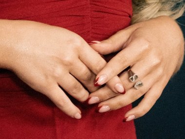 Идеи маникюра от новой иконы стиля Сабрины Карпентер: фото